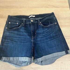 Levi’s Mid Length Dark Wash Denim Short Size 31